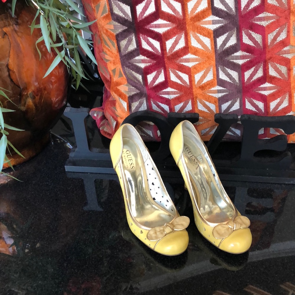 Guess Pumps